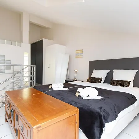 Aya's Duplex Yourhosthelper Lägenhet